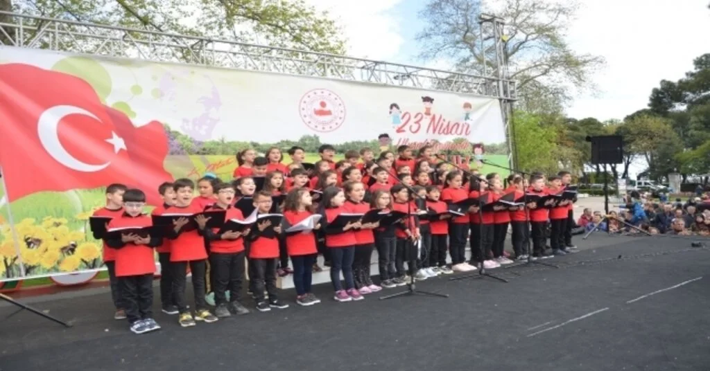 23 Nisanda Meydanlar Miniklerin Oldu