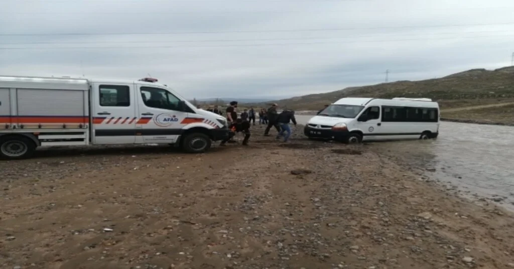 Acıçayda Mahsur Kalan Minibüs Kurtarıldı