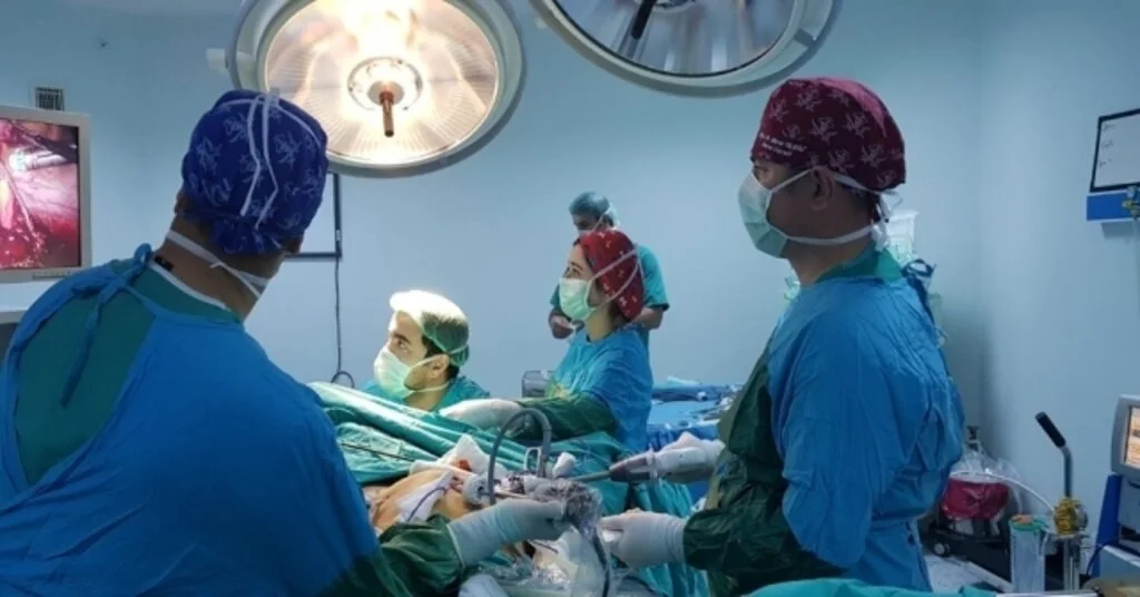 Adüde İnsan Vücudundaki Doğal Delikler Kullanılarak Kolon Ameliyatı Yapıldı