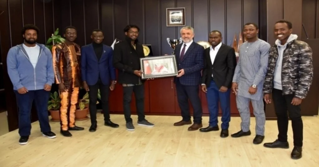 Afrikalı Öğrencilerden Rektör Bilgiçe Kara Kalem Tablo