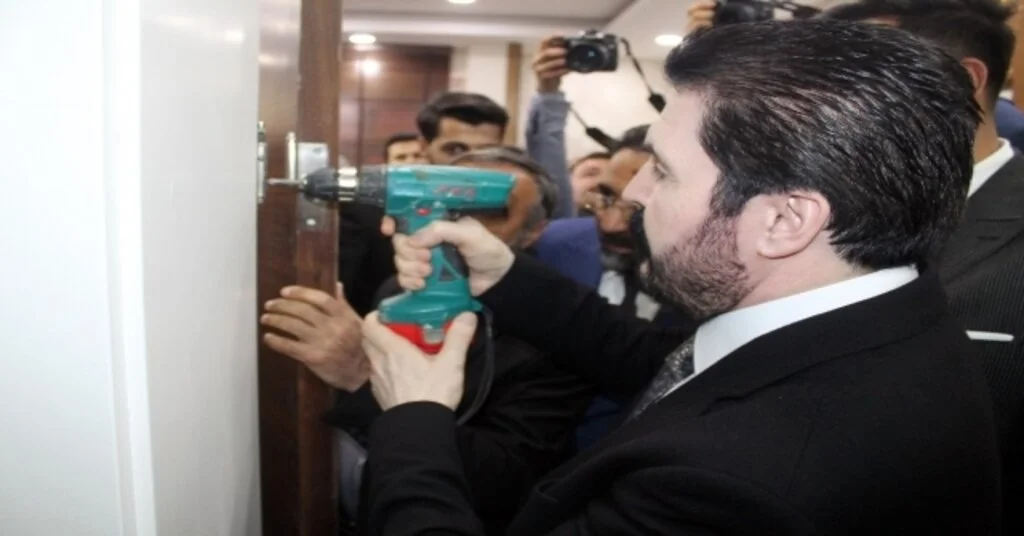 Ağrı Belediye Başkanı Sayan, Makam Odasının Kapısını Elleriyle Söktü