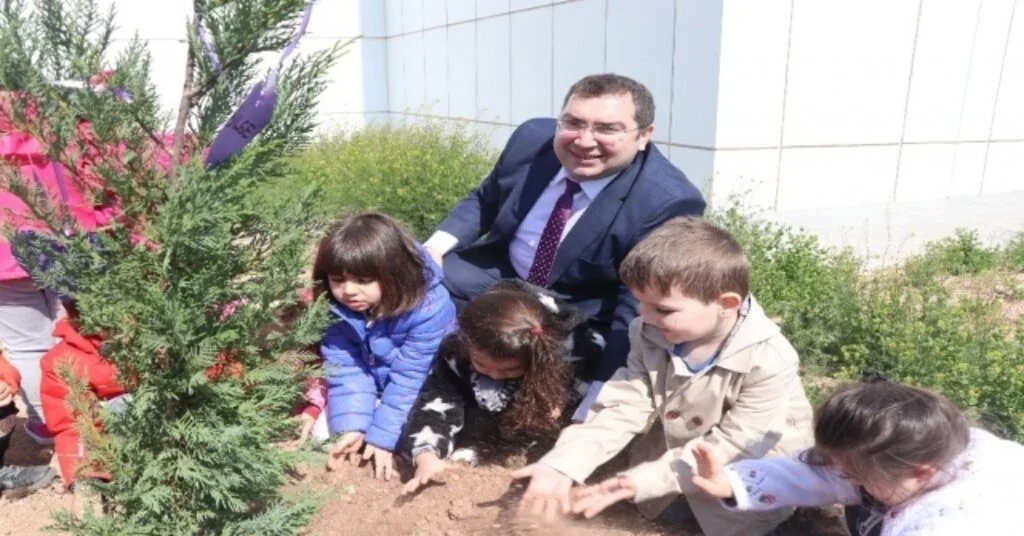 Aksarayda Minik Öğrenciler Fidanları Toprakla Buluşturdu