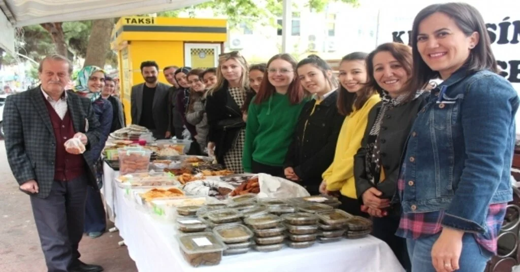 Alaşehirde Kardeş Okul İçin Kermes