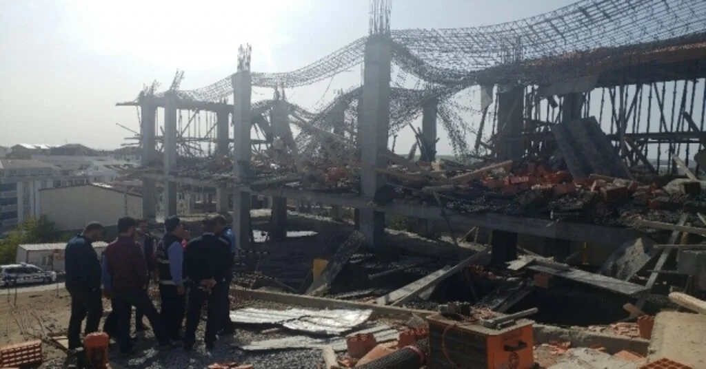 Arnavutköyde Bir İnşaatta Beton Dökümü Sırasında 3 İşçi Molozların Arasında Kaldı