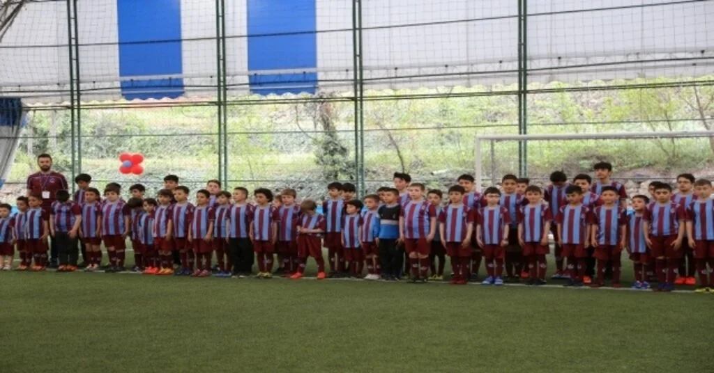 Artvinde Trabzonspor Futbol Okulu Açıldı
