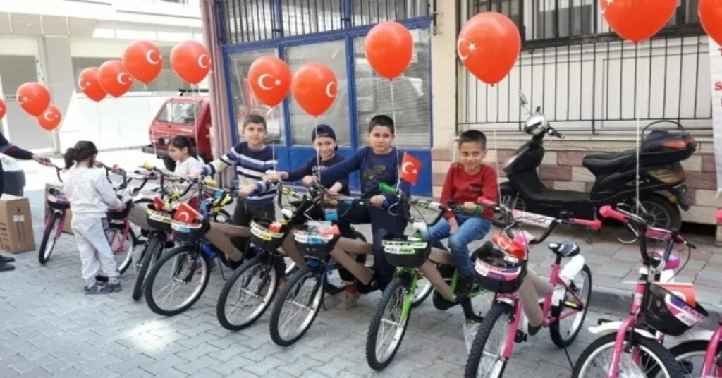 Aydında İhtiyaç Sahibi 33 Öğrenciye Bisiklet Hediye Edildi