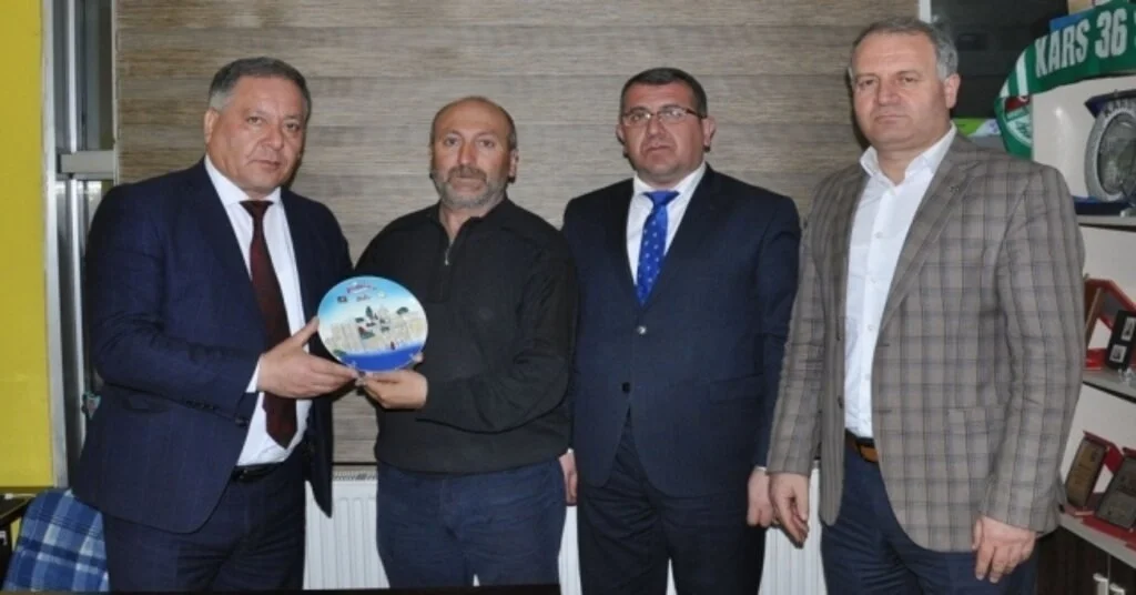 Azerbaycandan İha Kars Temsilcisi Çapanoğluna Plaket
