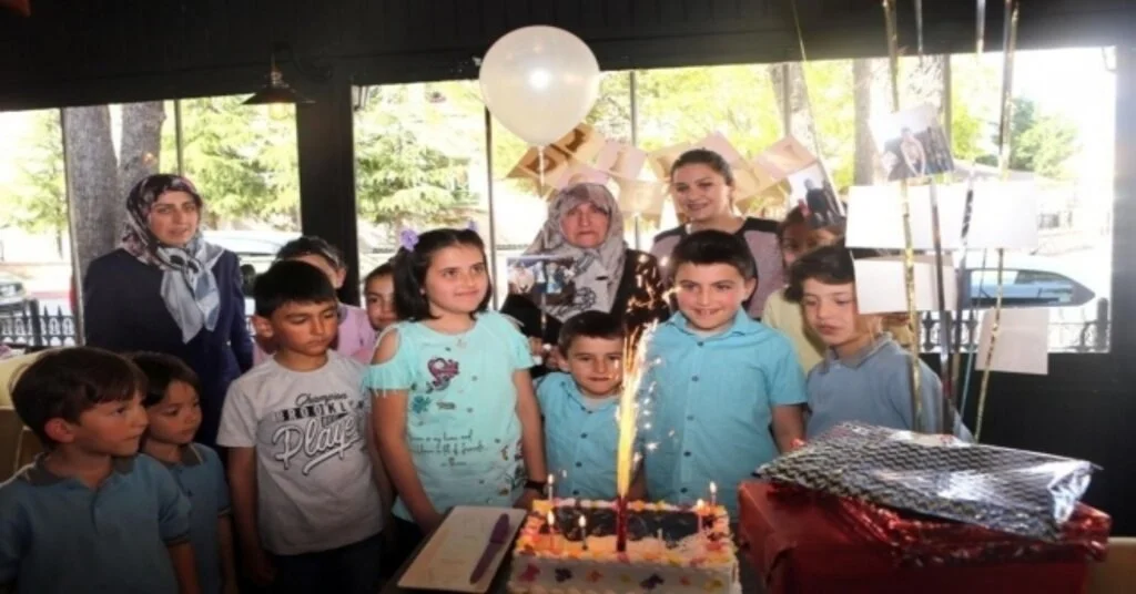 Babaanne Ve Torunlarına Doğum Günü Sürprizi