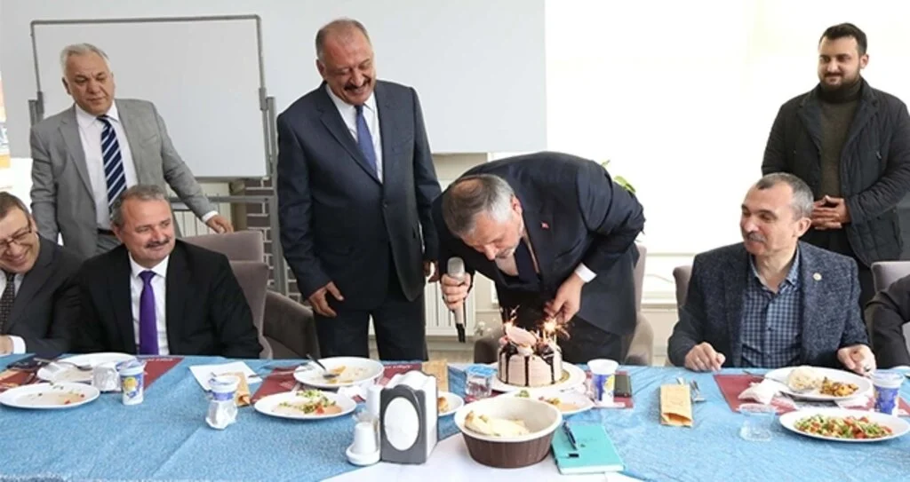 Bafra Belediye Başkanı Hamit Kılıç'a sürpriz kutlama 