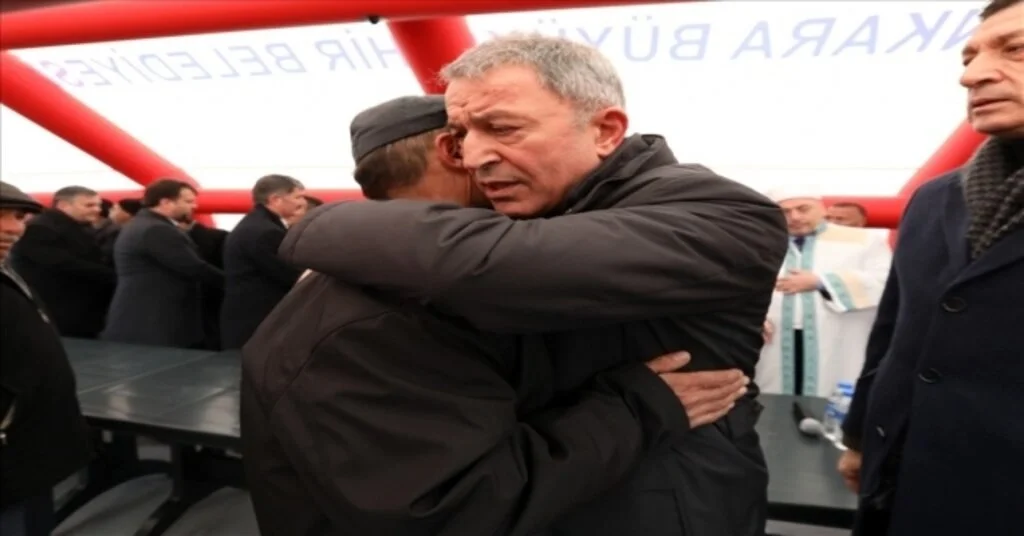 Bakan Akar Şehit Ailesine Taziye Ziyaretinde Bulundu