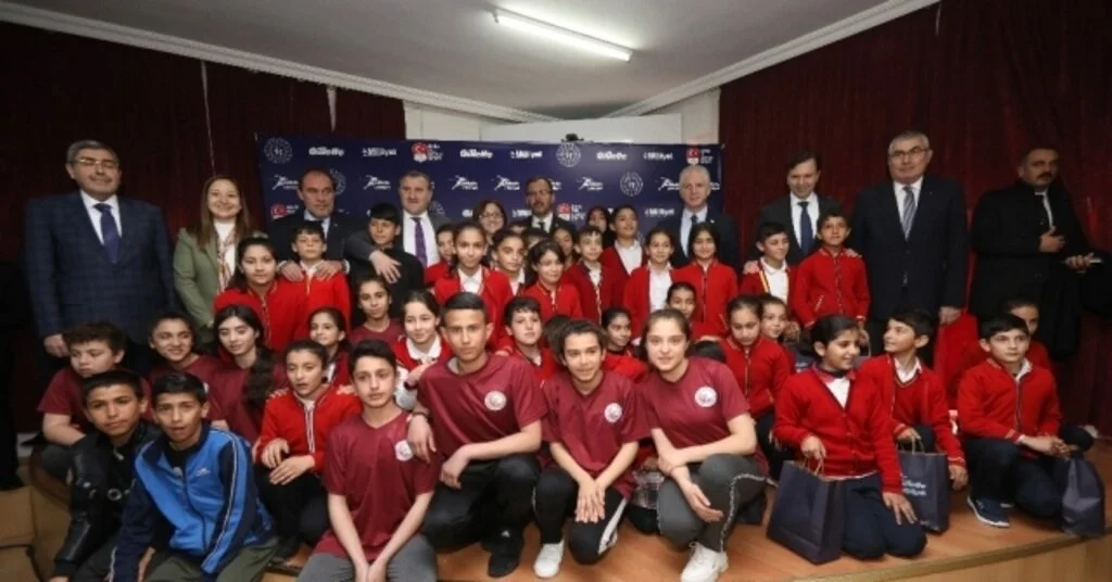Bakan Kasapoğlu, 35 Bin Öğrenciye Spor Malzemesi Desteğini Gaziantepten Başlattı