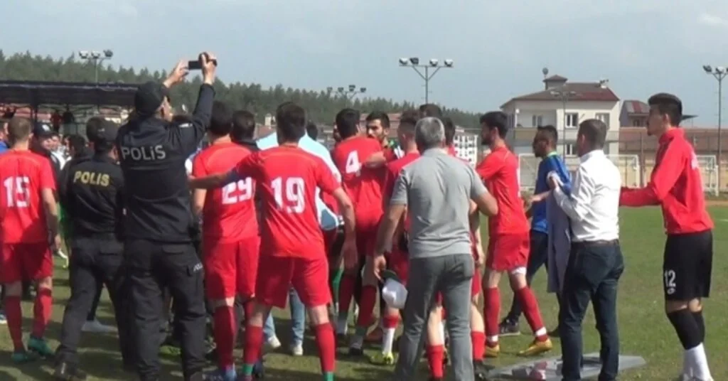 Bal Yükselme Maçında Saha Karıştı