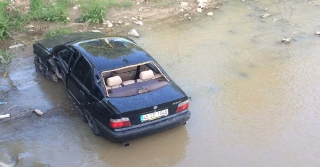 Bariyerleri Aşıp Irlamaz Çayına Uçtu: 2 Yaralı