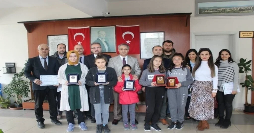 Başarılı Öğrencilerden Kaymakam Yavuza Ziyaret