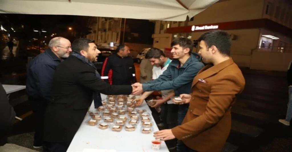 Başkan Arı, Kandil Simidi Ve Şerbeti Dağıttı