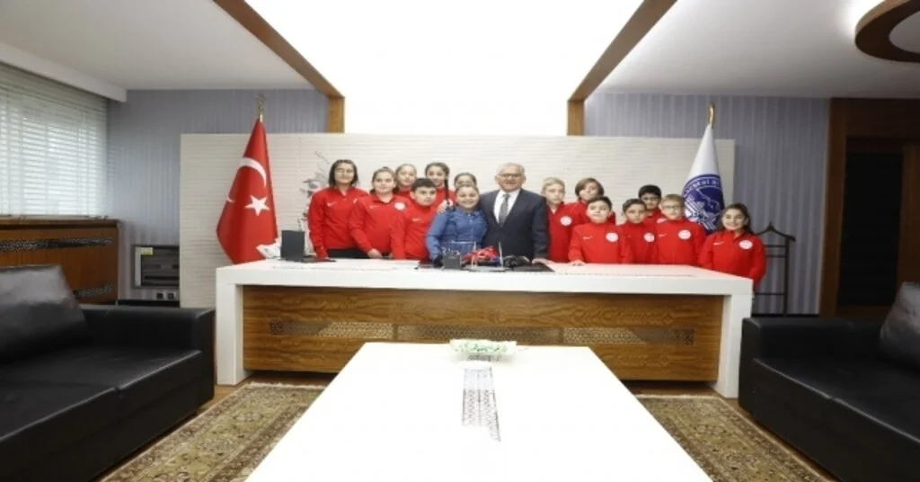 Başkan Büyükkılıç, 23 Nisan Ulusal Egemenlik Ve Çocuk Bayramı Nedeniyle Başkanlığı Sudenur Gündüze Devretti