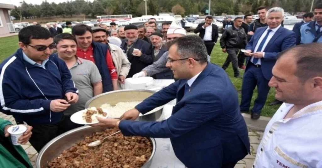 Başkan Çatal, Halka Yemek İkram Etti