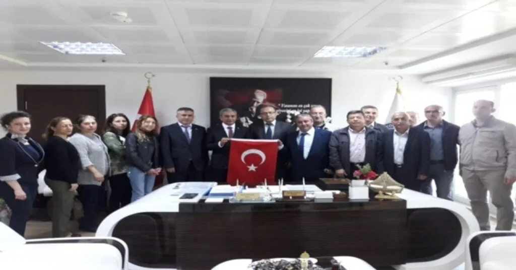 Başkan Kaplana Koçarlı Hemden Anlamlı Hediye