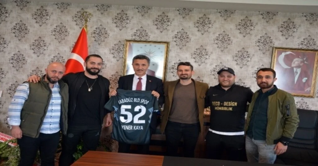Başkan Kayaya Forma Hediyesi