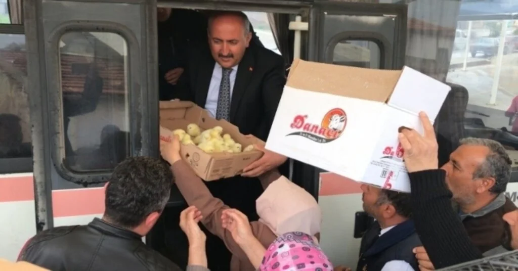 Başkan Türkyılmaz Vatandaşlara Civciv Dağıttı