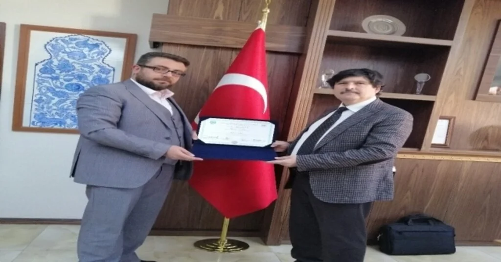 Beü Rektörü Yardım İlk Doktora Mezununa Diplomasını Verdi