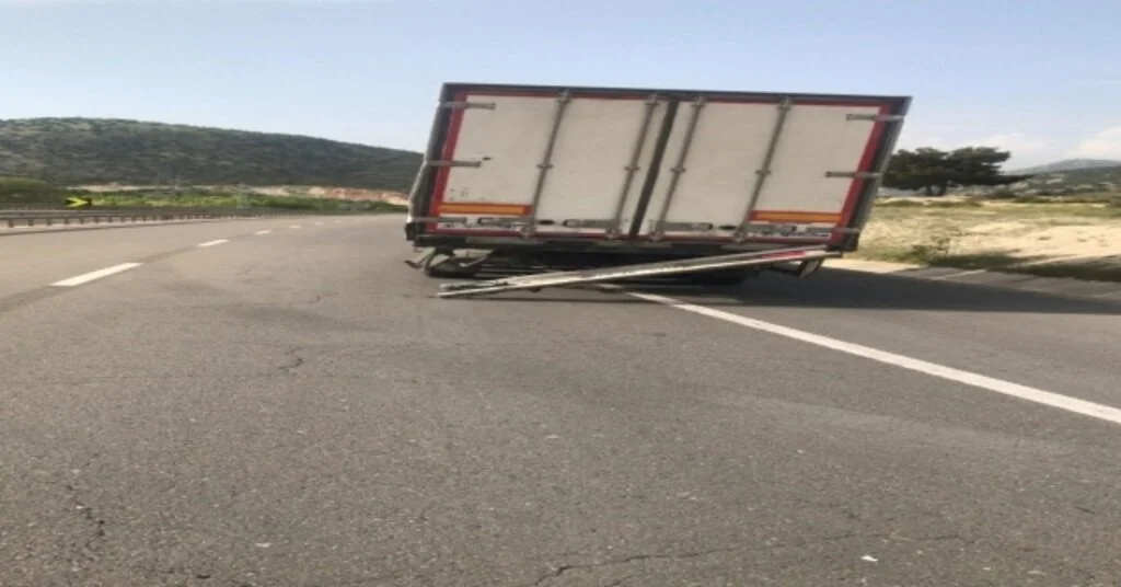Bilecikte Aynı İstikamete Giden 2 Tır Çarpıştı 2 Yaralandı