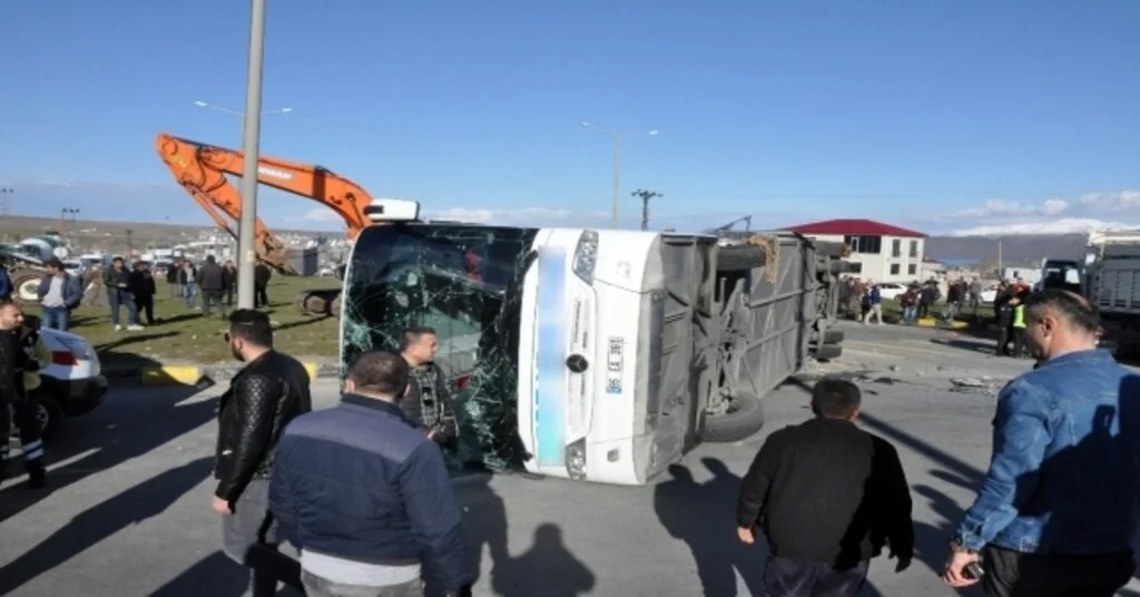Bitliste Yolcu Otobüsü İle Tır Çarpıştı: 34 Yaralı