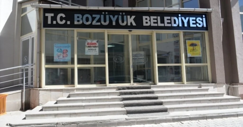 Bozüyükte Belediye Binasına ‘T.c. Geri Geldi