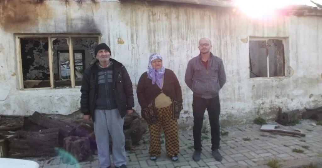 Burhaniyede Evi Yanan Aile Sokakta Kaldı