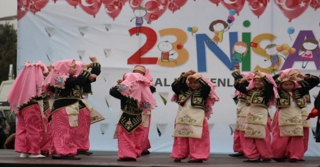 Cumhuriyet Meydanı 23 Nisan İle Şenlendi