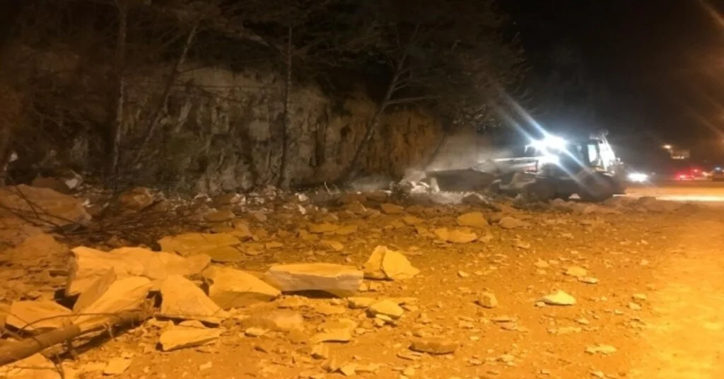 Dağdan Kopan Dev Kaya Faciaya Neden Oluyordu