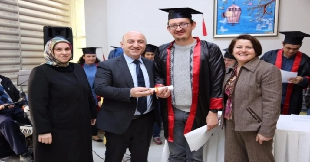 Darıcada Engelli Vatandaşlar Diplomalarını Aldı