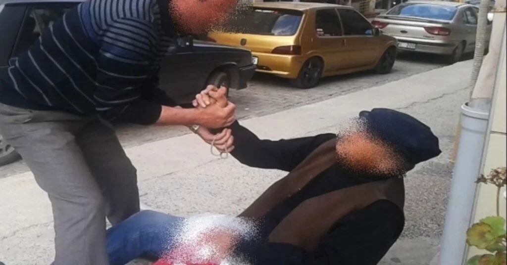 Defalarca Yere Yığıldı, Yardıma Gelene De Tepki Gösterdi