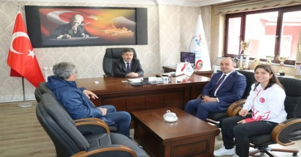 Demirden Başarılı Sporcuya Altın Ödülü