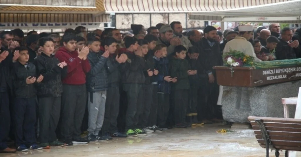 Denizlide 11 Yaşında İpte Asılı Cesedi Bulunan Çocuk Defnedildi