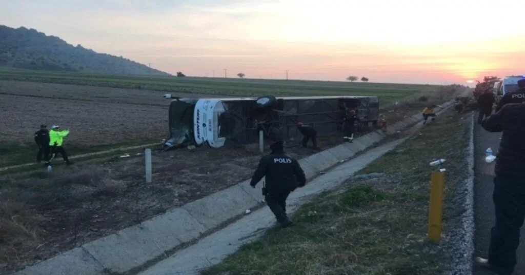 Denizlide Otobüs Kazası: 2 Ölü, 20Ye Yakın Yaralı