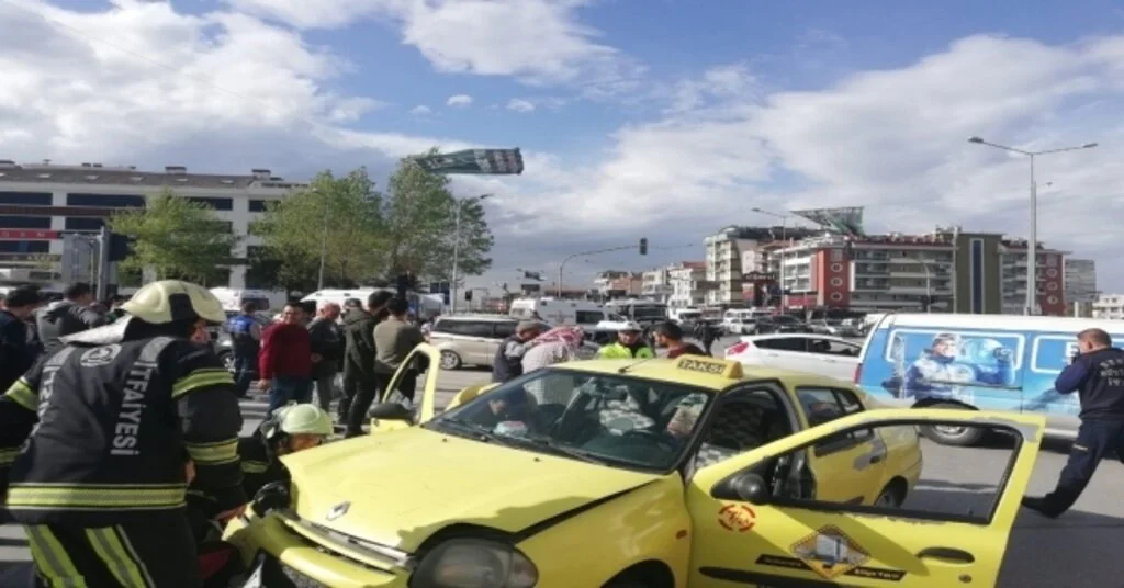 Denizlide Trafik Kazası: 4 Yaralı