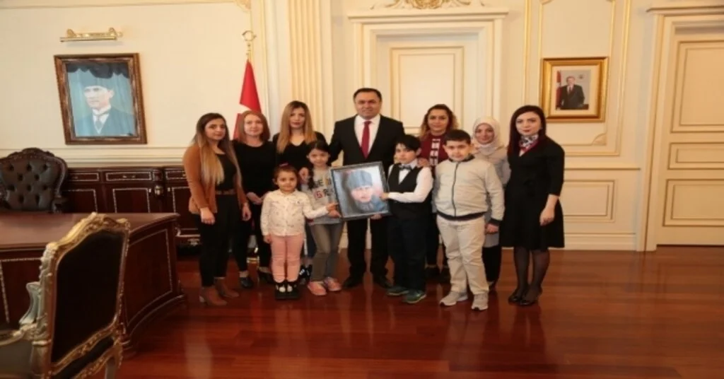 Diyabetli Çocuklar Vali Çakıra Atatürk Portresi Hediye Etti