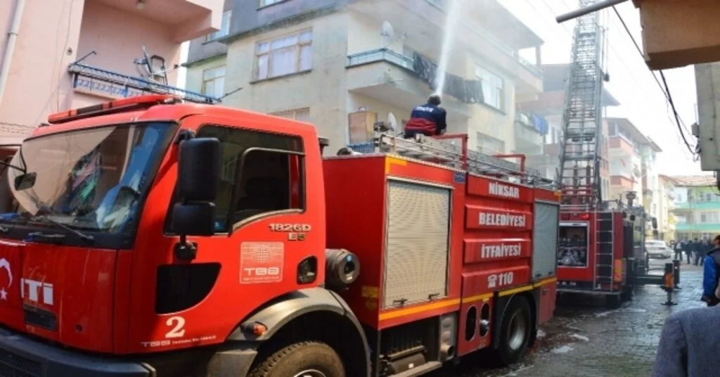 Dört Katlı Binanın Çatı Katında Yıkan Yangın Korkuttu