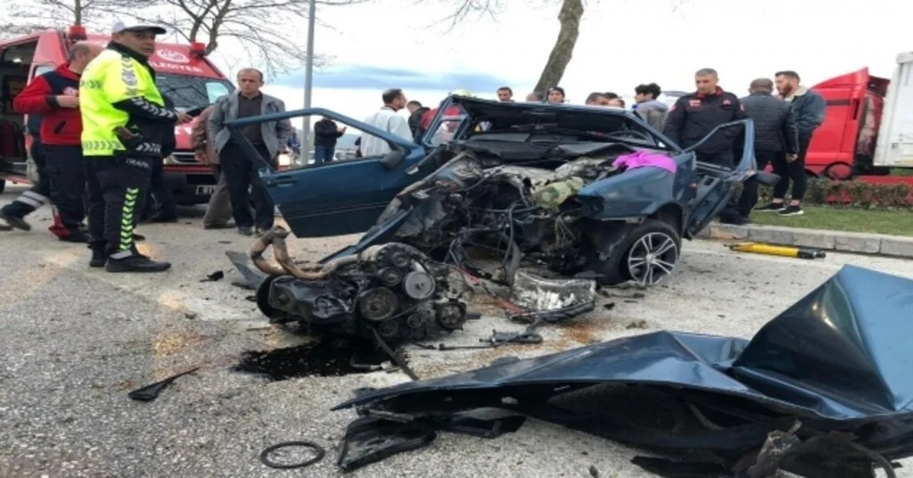 Düzcede Otomobil Ağaca Çarptı: 2 Yaralı