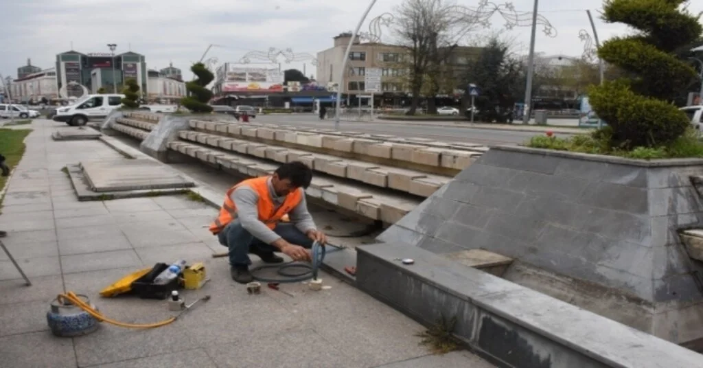 Düzcedeki Süs Havuzları Temizleniyor