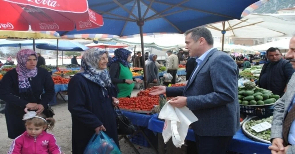 Eğirdir Kaymakamı Akdaşdan Pazardaki Vatandaşa Bez Çanta