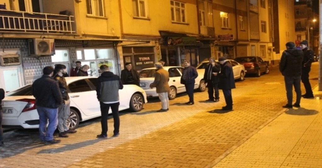 Elazığda Deprem Vatandaşları Sokağa Döktü