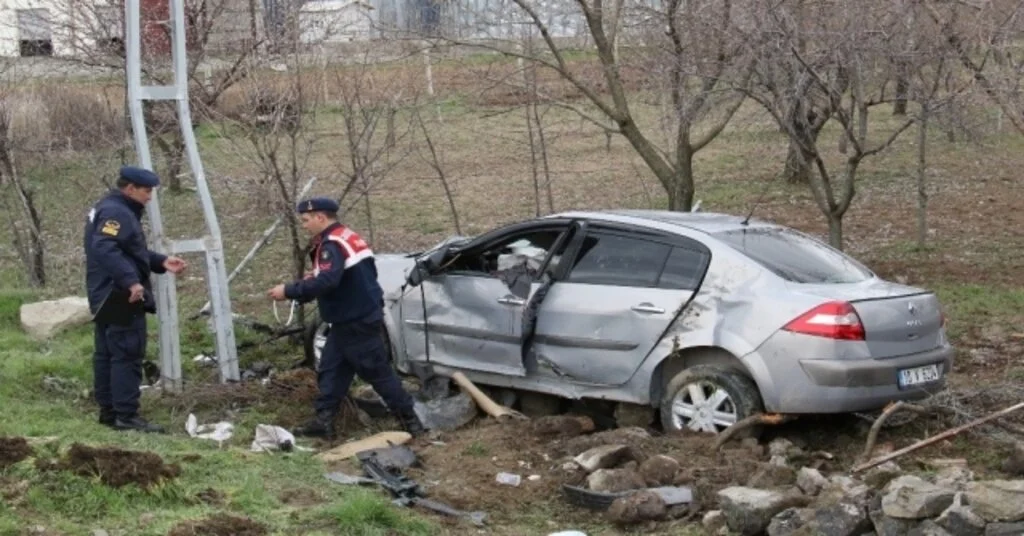 Elazığda Otomobil Bahçeye Uçtu: 3 Yaralı