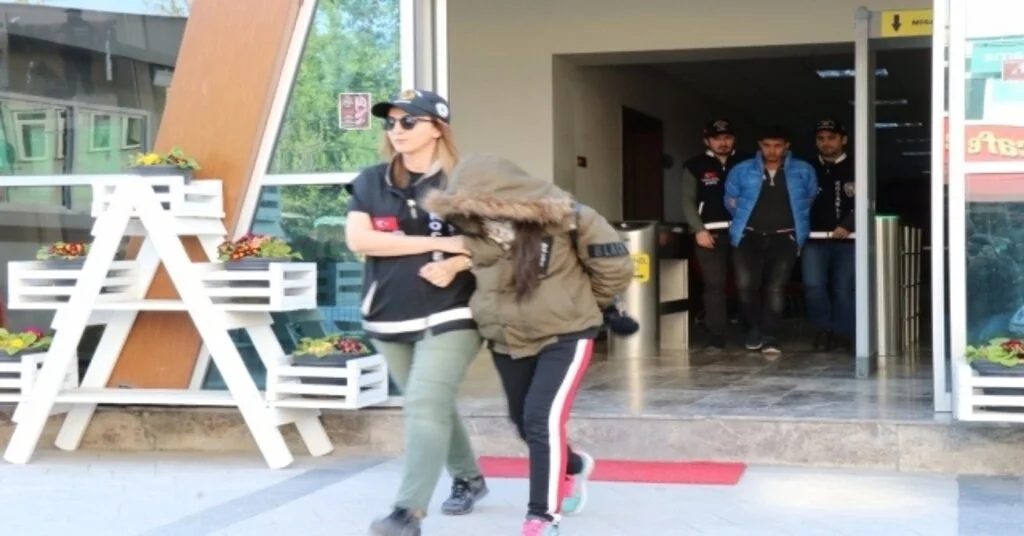 Emekli Maaşını Çeken Kadının Çantasını Gasp Eden Şahıslar Tutuklandı