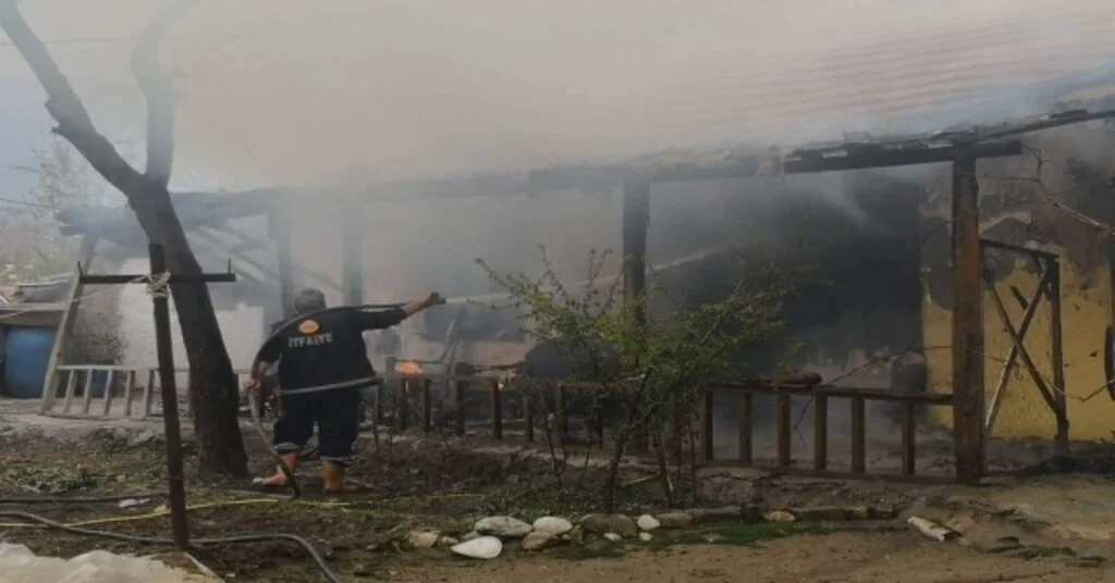 Engelli Çocuklarıyla Alevler Arasında Kalan Aileyi Komşuları Kurtardı