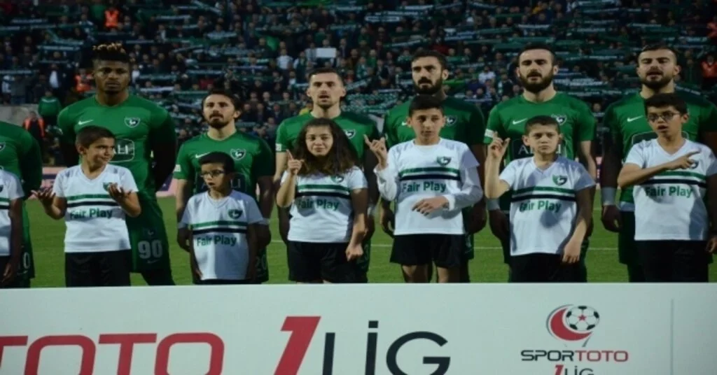 Engelli Minikler Seremonide İstiklal Marşını İşaret Diliyle Okudu