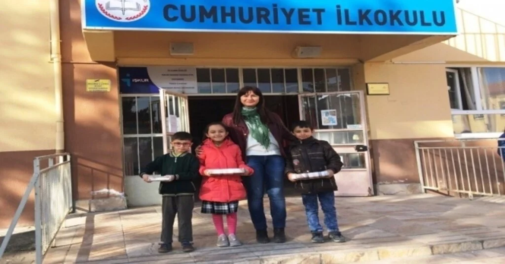Engelliler İçin En Çok Kapak Toplayan Üç Öğrenci Ödüllendirildi