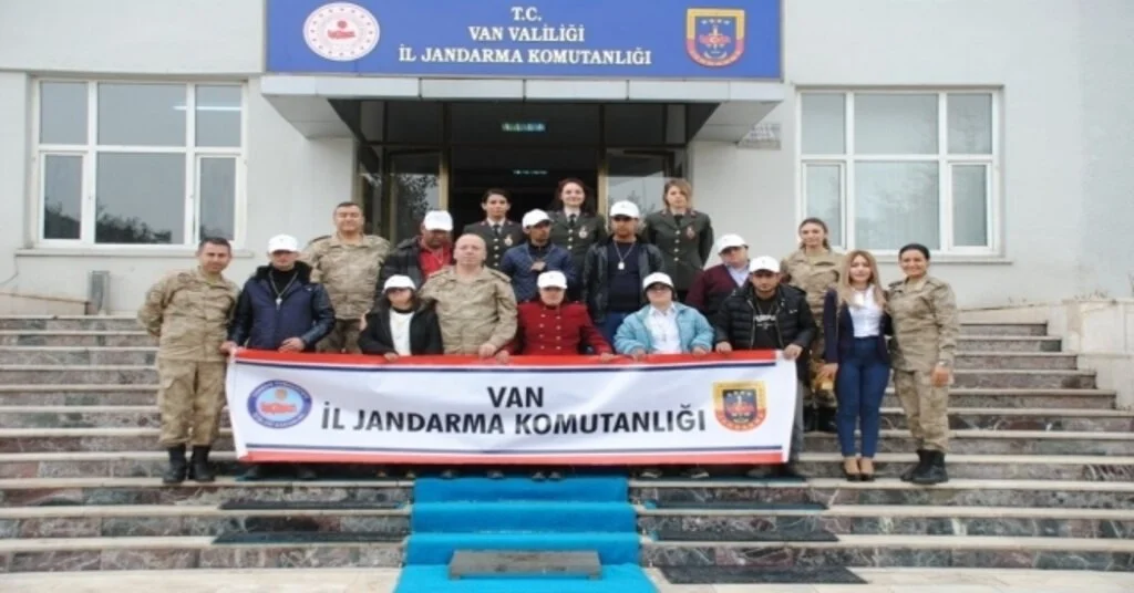 Engelsiz Yüreklerden Jandarmaya ‘2 Nisan Ziyareti