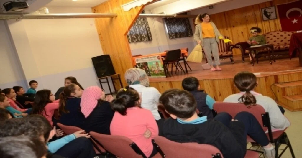 Erzincanda  “Okulda Tiyatro Var” Etkinliği İle Binlerce Öğrenci Tiyatro İzledi